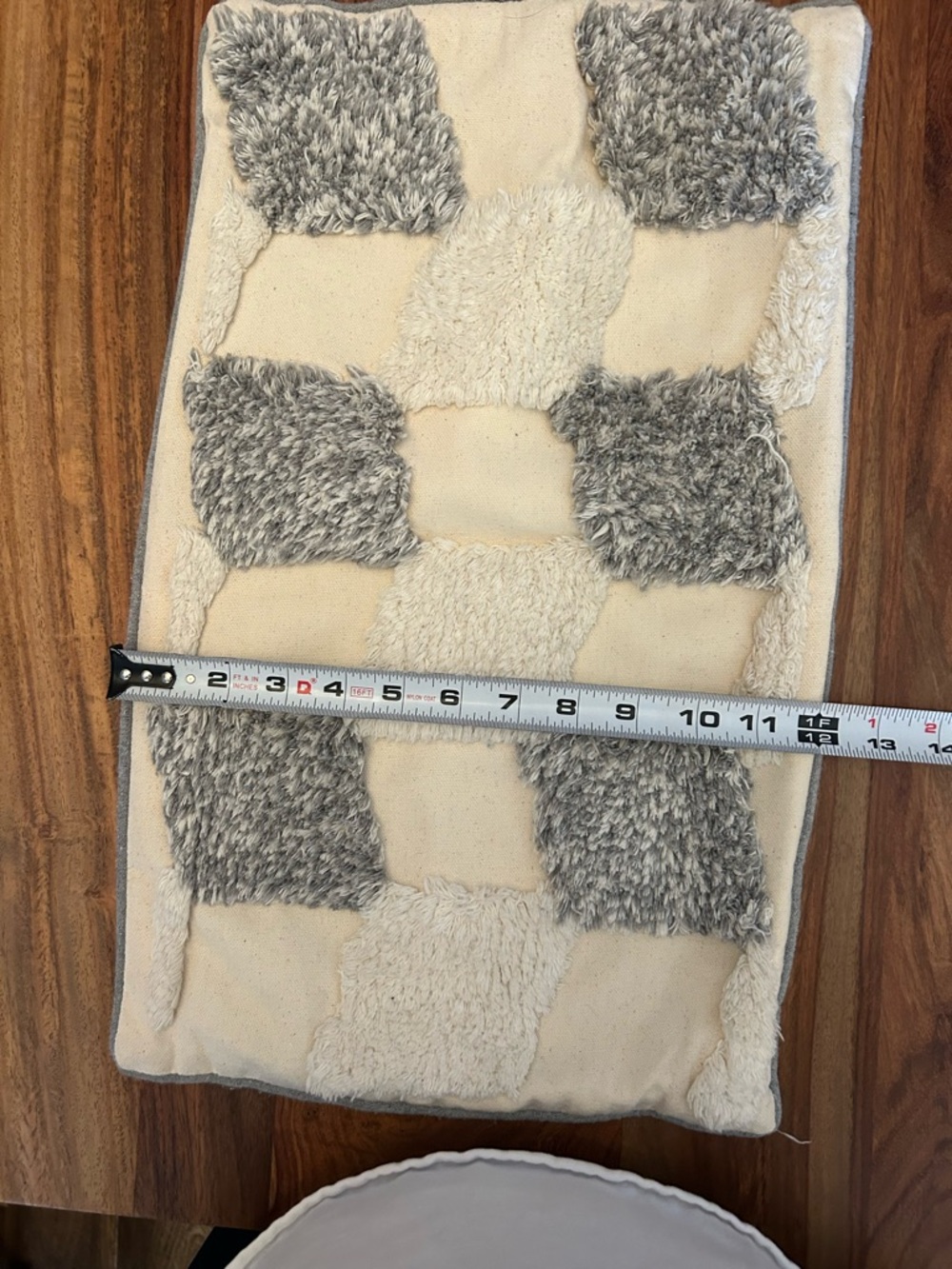 Textured Checkered Bath Mat in Cream and Light Gray